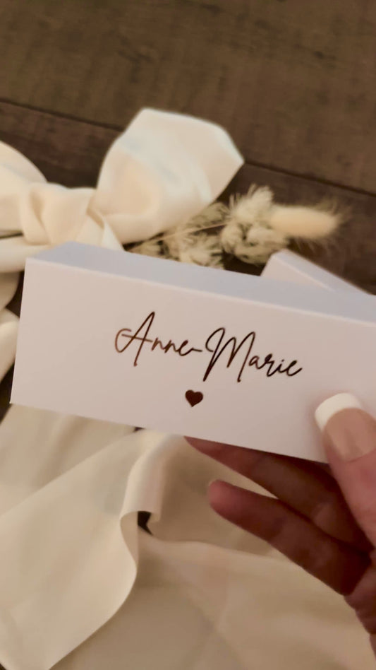 Folded Foil Place Cards – Personalised with Guest Name & Heart / Style Eva